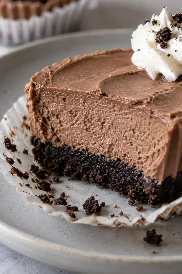 No-Bake Nutella Mini Cheesecakes with a cut creamy chocolate-hazelnut filling and cookie crust